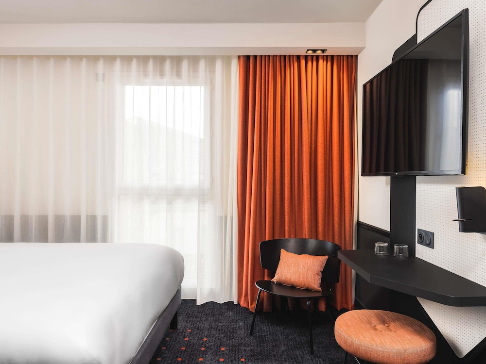 Habitación Tribe con 2 habitaciones comunicadas con 1 cama doble y 2 camas individuales del hotel Mercure Bordeaux Centre Gare Atlantic. Foto 3