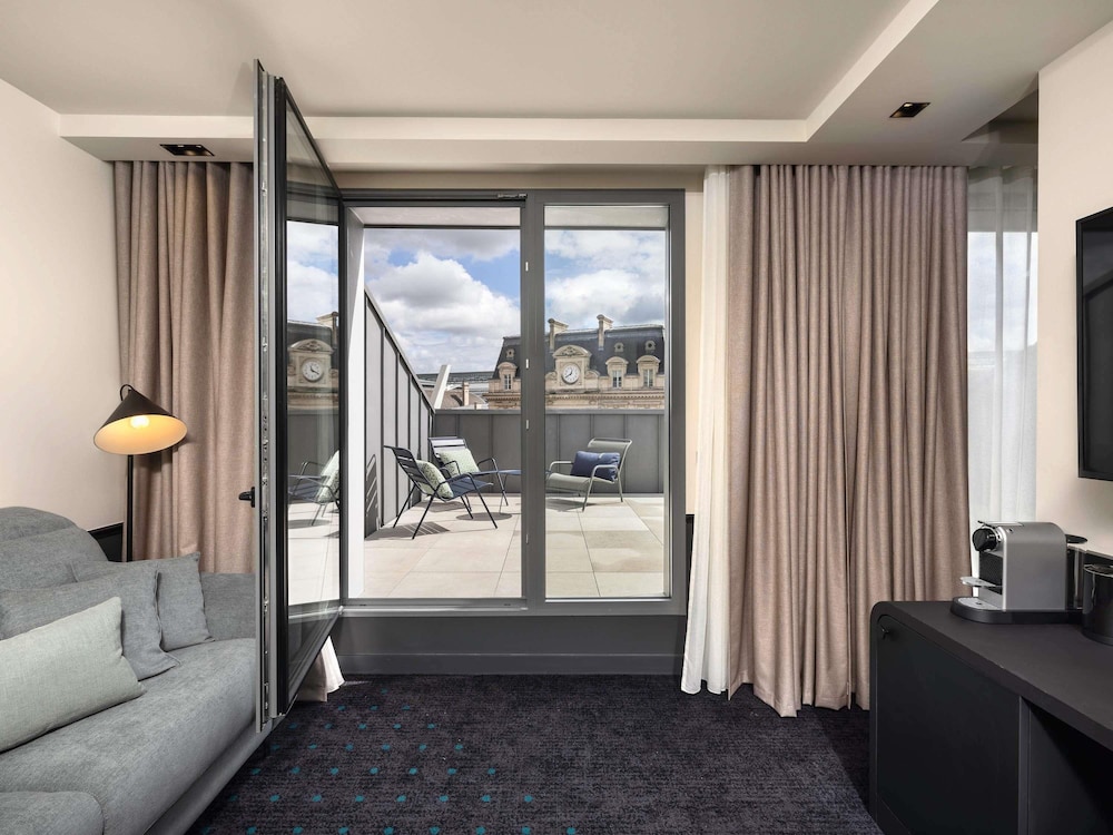 Suite Junior Privilege con terraza, 1 cama King Size y sofá cama del hotel Mercure Bordeaux Centre Gare Atlantic