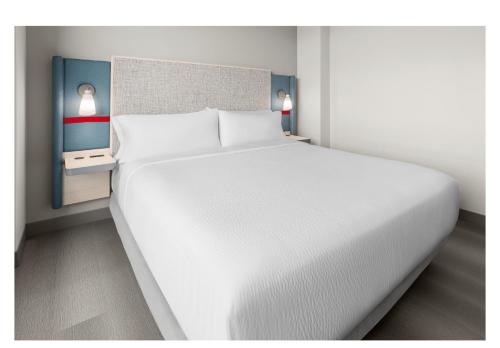 Habitación Doble - adaptada para personas con problemas de audición - cama extragrande del hotel Avid Brooklyn Dyker Heights, An Ihg