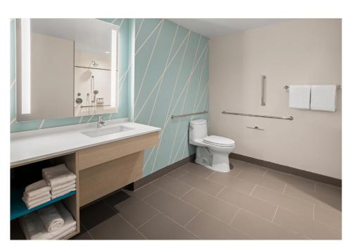 Habitación con cama extragrande y ducha a ras de suelo adaptada para personas con discapacidad auditiva - No fumadores del hotel Avid Brooklyn Dyker Heights, An Ihg