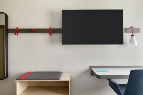 Habitación con cama extragrande y ducha a ras de suelo adaptada para personas con discapacidad auditiva - No fumadores del hotel Avid Brooklyn Dyker Heights, An Ihg. Foto 2