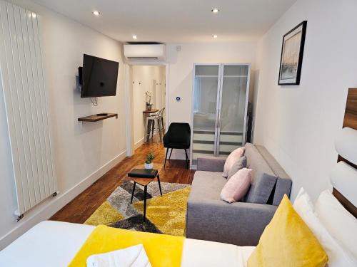 Estudio con vistas al jardín del hotel Camden Prime Apart. Foto 6