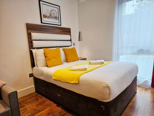 Estudio con vistas al jardín del hotel Camden Prime Apart. Foto 8