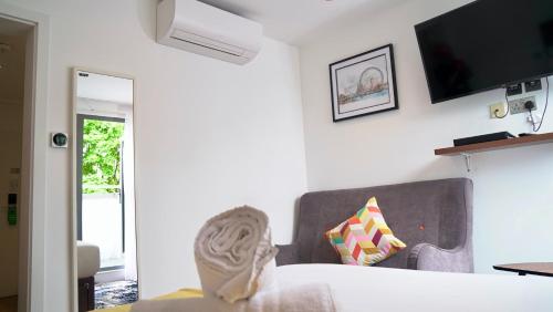 Estudio con balcón del hotel Camden Prime Apart. Foto 5
