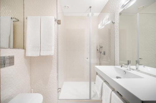 Habitación Doble Estándar del hotel Moov Oeiras. Foto 6