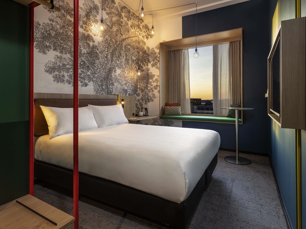Habitación superior en planta alta con 1 cama doble del hotel Ibis Styles Copenhagen Orestad