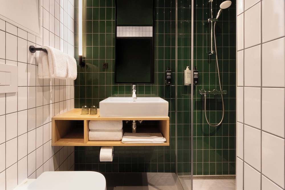 Habitación superior en planta alta con 1 cama doble del hotel Ibis Styles Copenhagen Orestad. Foto 6