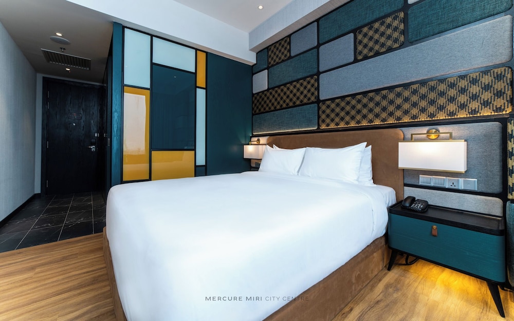Habitación Deluxe con una cama King size del hotel Mercure Miri City Centre