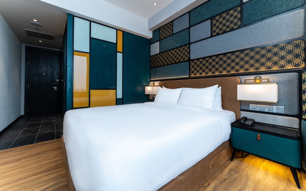 Habitación Deluxe con una cama King size del hotel Mercure Miri City Centre. Foto 1