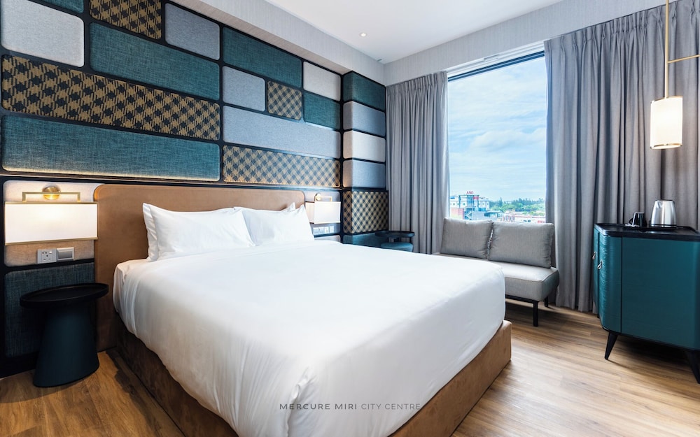 Habitación Deluxe con una cama King size del hotel Mercure Miri City Centre. Foto 6