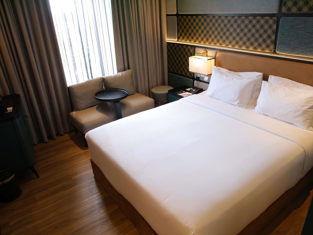 Habitación Deluxe con una cama King size del hotel Mercure Miri City Centre. Foto 15