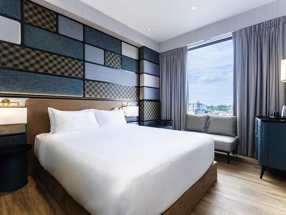 Habitación Privilege con una cama king size del hotel Mercure Miri City Centre. Foto 1