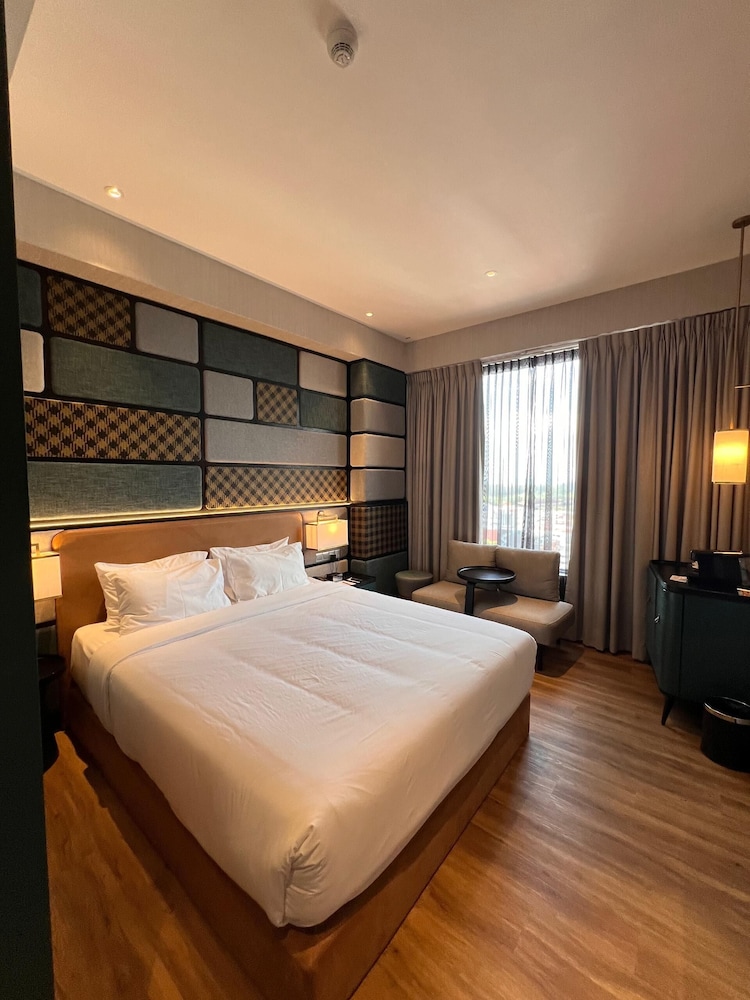 Habitación Privilege con una cama king size del hotel Mercure Miri City Centre. Foto 5