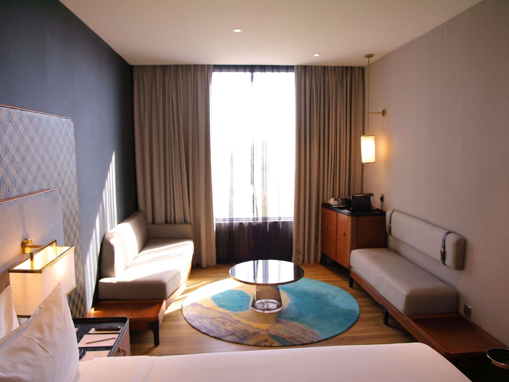 SUITE JUNIOR con 1 cama king size del hotel Mercure Miri City Centre. Foto 9