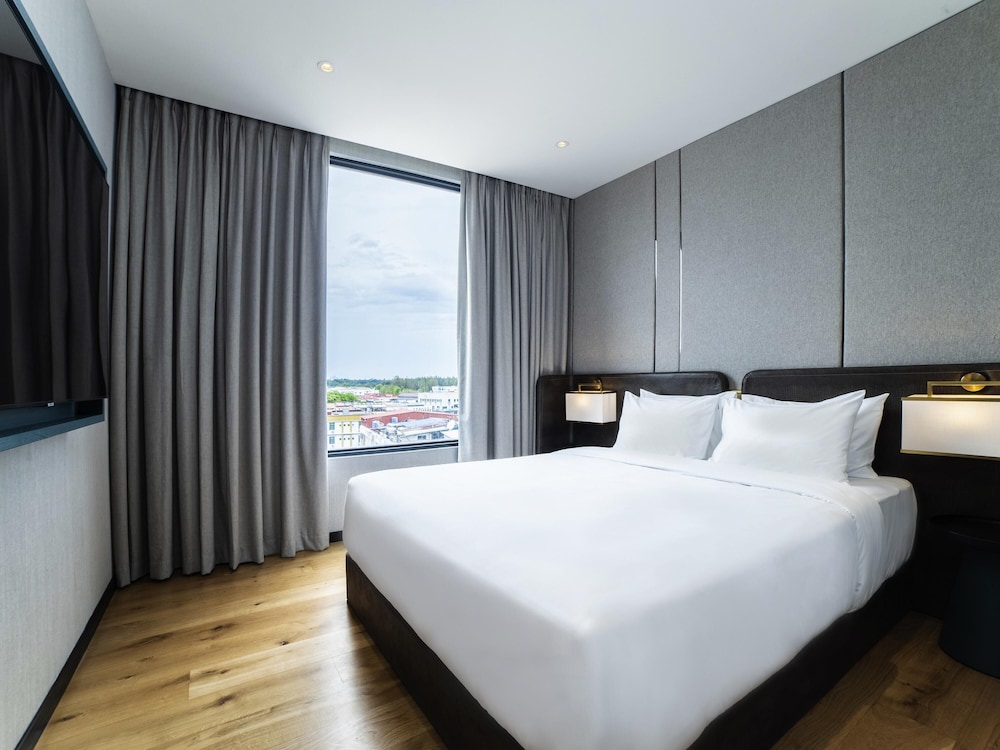 Suite Junior Deluxe con 1 cama king size del hotel Mercure Miri City Centre. Foto 2