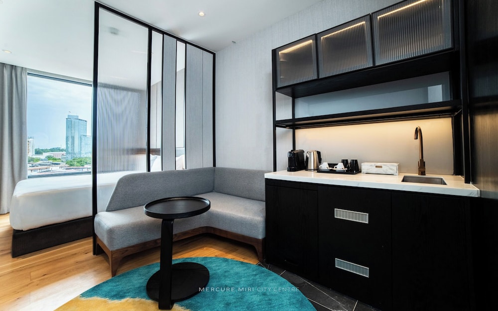 Suite Junior Deluxe con 1 cama king size del hotel Mercure Miri City Centre. Foto 3