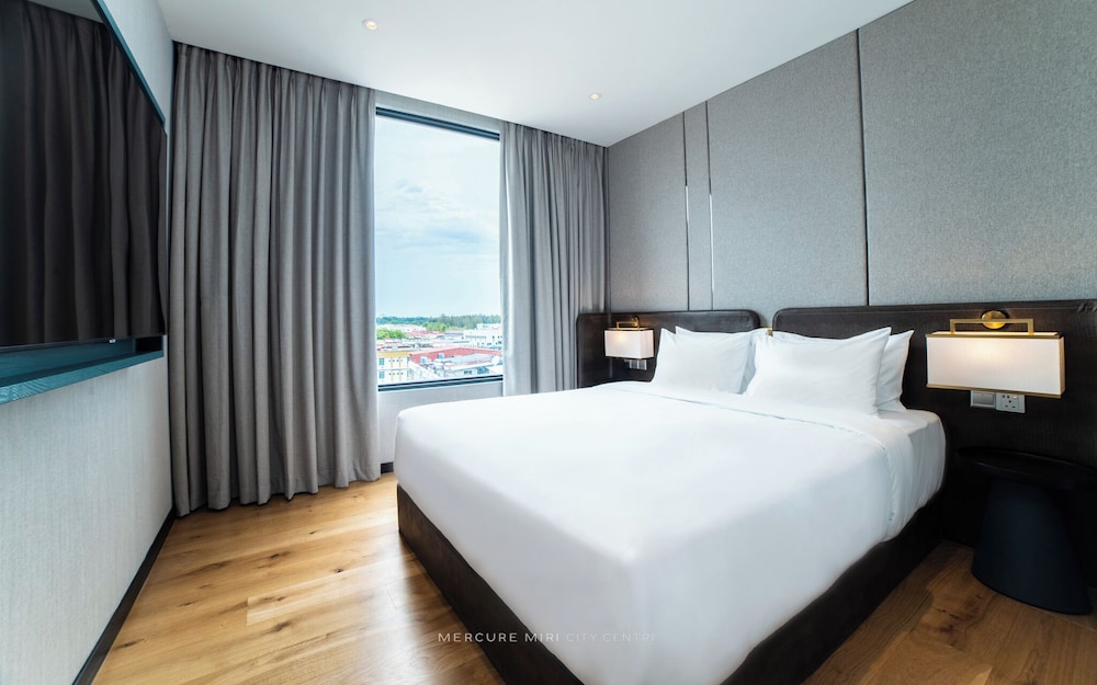 Suite Junior Deluxe con 1 cama king size del hotel Mercure Miri City Centre. Foto 4