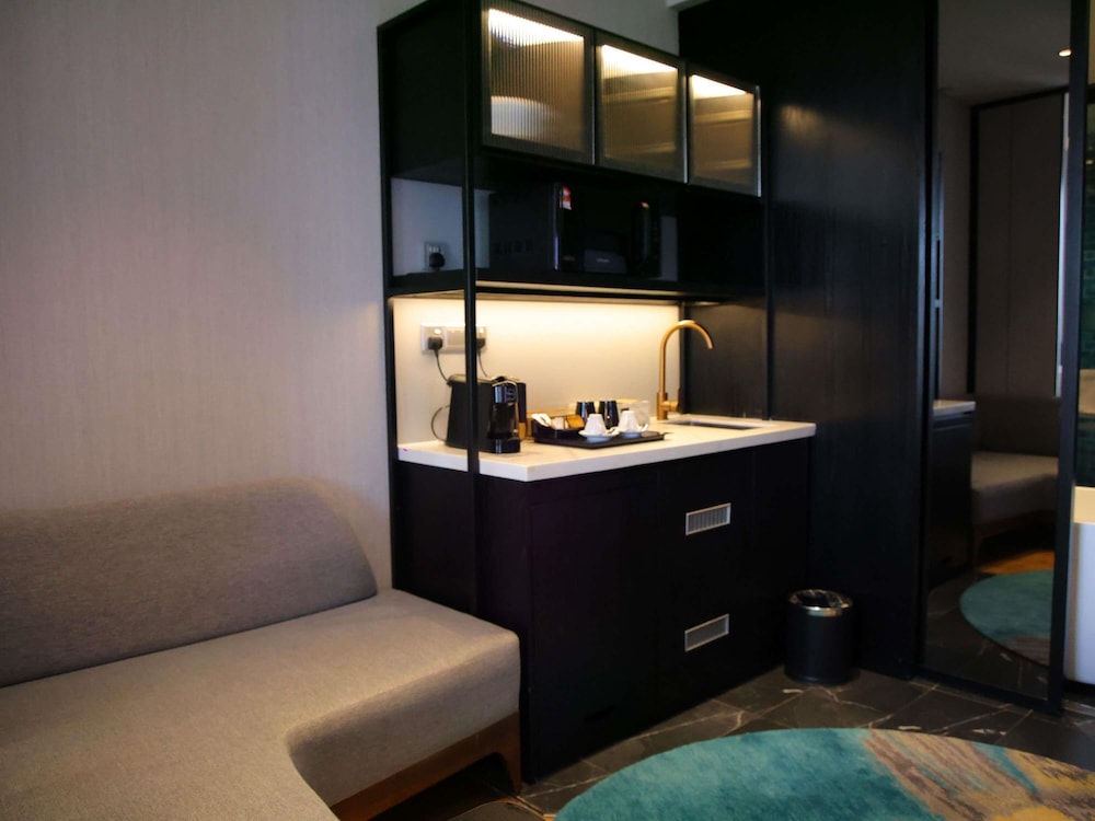 Suite Junior Deluxe con 1 cama king size del hotel Mercure Miri City Centre. Foto 5