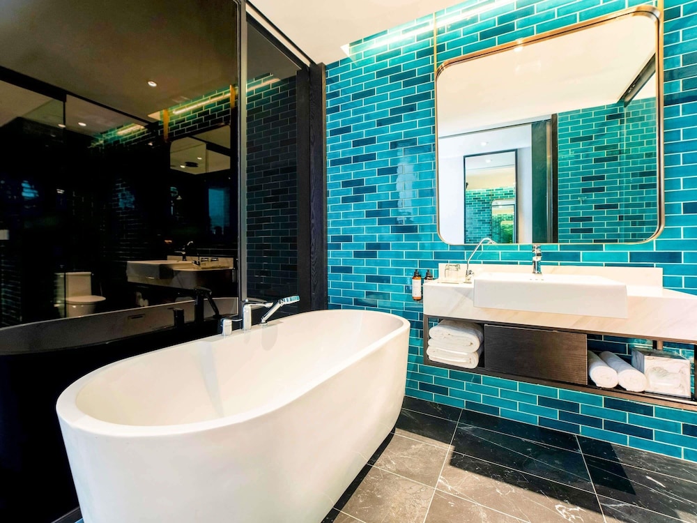 Suite Junior Deluxe con 1 cama king size del hotel Mercure Miri City Centre. Foto 9
