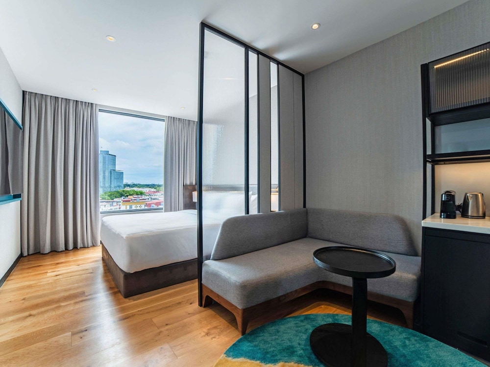 Suite Junior Deluxe con 1 cama king size del hotel Mercure Miri City Centre. Foto 10