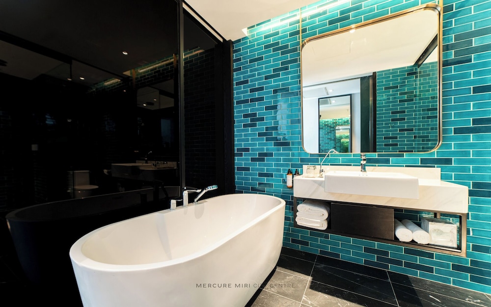 Suite Junior Deluxe con 1 cama king size del hotel Mercure Miri City Centre. Foto 13