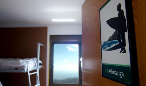 Cama en habitación compartida mixta de 6 camas del hotel Montes de Anaga. Foto 2