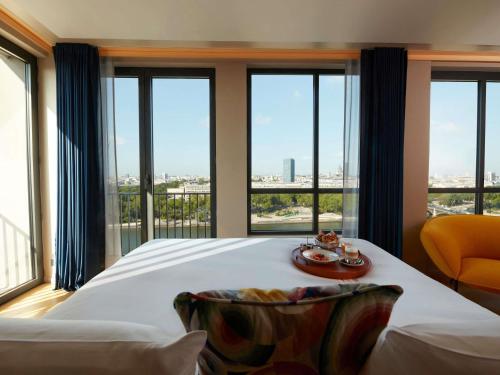 Suite Estudio Junior con balcón y vistas a París del hotel So/ Paris. Foto 3