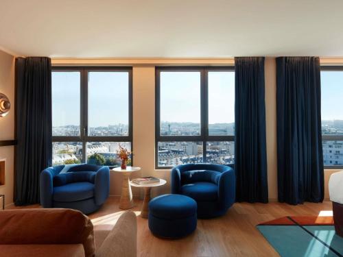 Suite Esquinera L'Atelier con vistas a las azoteas de París del hotel So/ Paris. Foto 1