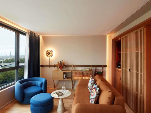 Suite Esquinera L'Atelier Seine con vistas al río Sena y la Torre Eiffel del hotel So/ Paris
