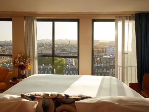Suite Estudio Junior con balcón y vistas a París del hotel So/ Paris. Foto 8