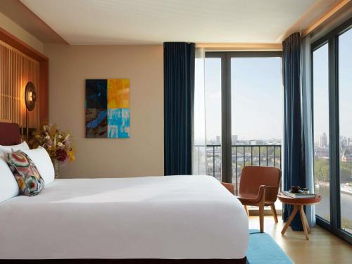 Suite Estudio Junior con balcón y vistas a París del hotel So/ Paris. Foto 9