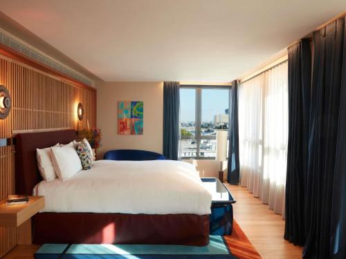 Suite Esquinera L'Atelier Seine con vistas al río Sena y la Torre Eiffel del hotel So/ Paris. Foto 1