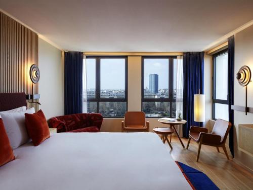 Suite Estudio Junior Panorama con vistas al río Sena y la Torre Eiffel del hotel So/ Paris. Foto 12