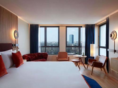 Suite Estudio Junior Panorama con vistas al río Sena y la Torre Eiffel del hotel So/ Paris. Foto 2
