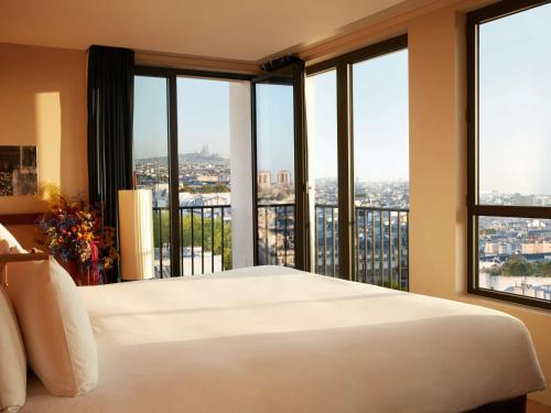 Suite Estudio Junior con balcón y vistas a París del hotel So/ Paris. Foto 4