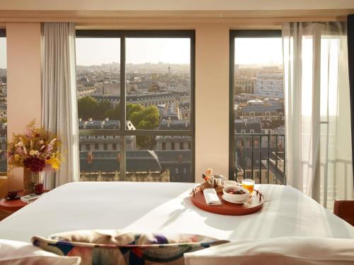 Suite Estudio Junior con balcón y vistas a París del hotel So/ Paris. Foto 5