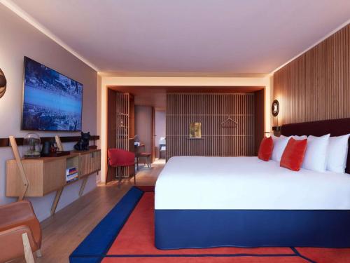 Suite Estudio Junior Panorama con vistas al río Sena y la Torre Eiffel del hotel So/ Paris. Foto 5