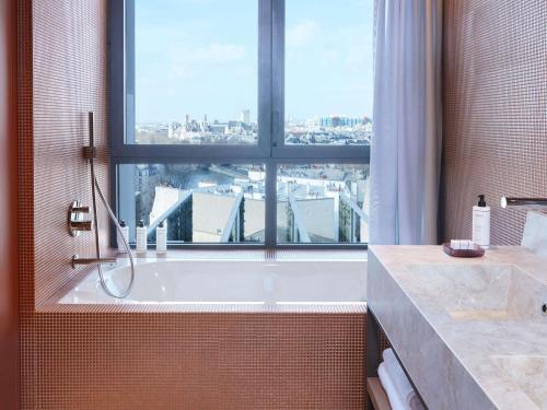 Suite Estudio Junior Panorama con vistas al río Sena y la Torre Eiffel del hotel So/ Paris. Foto 9