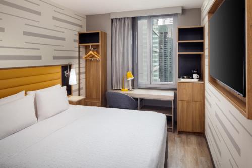 Habitación con cama extragrande. del hotel Hampton Inn New York Times Square. Foto 1