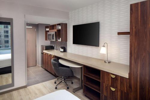 Habitación Esquinera con cama grande y ducha accesible en silla de ruedas - Adaptada para personas con movilidad reducida del hotel Home2 Suites By Hilton New York Times Square. Foto 6