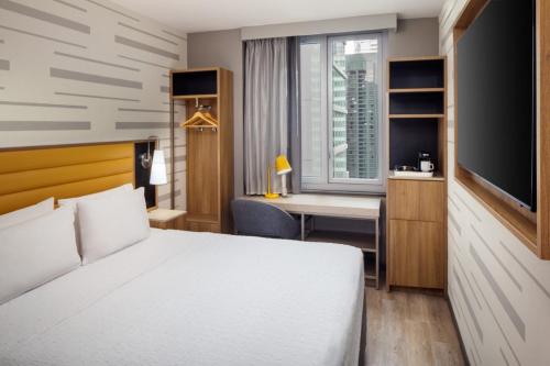 Suite Estudio con cama grande - Adaptada para personas con capacidad auditiva reducida del hotel Home2 Suites By Hilton New York Times Square. Foto 9