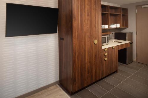 Suite Estudio con cama grande - Adaptada para personas con capacidad auditiva reducida del hotel Home2 Suites By Hilton New York Times Square. Foto 10
