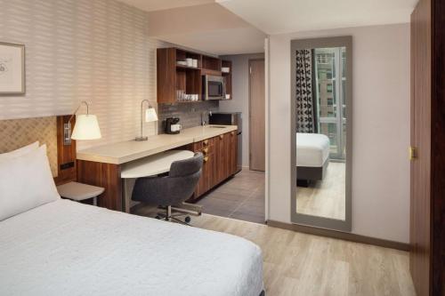 Suite Estudio con cama grande y vistas a la ciudad del hotel Home2 Suites By Hilton New York Times Square. Foto 1