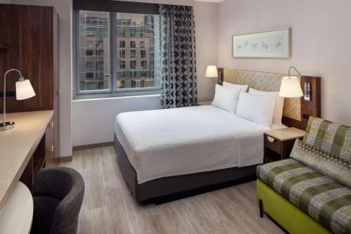 Suite Estudio con cama grande y vistas a la ciudad del hotel Home2 Suites By Hilton New York Times Square. Foto 4