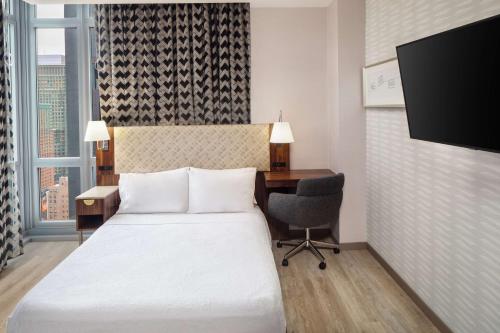 Estudio Esquinero con cama grande y vistas al agua del hotel Home2 Suites By Hilton New York Times Square. Foto 2