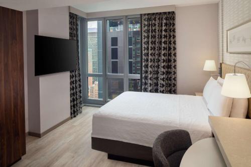 Estudio Esquinero con cama grande y vistas al agua del hotel Home2 Suites By Hilton New York Times Square. Foto 4