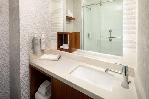 Estudio Esquinero con cama grande y vistas al agua del hotel Home2 Suites By Hilton New York Times Square. Foto 6
