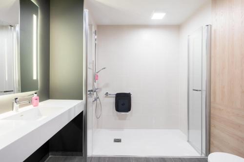 Habitación Doble Moxy - 2 camas del hotel Moxy Paris Val D’europe. Foto 7