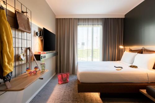 Habitación Moxy con cama grande del hotel Moxy Paris Val D’europe