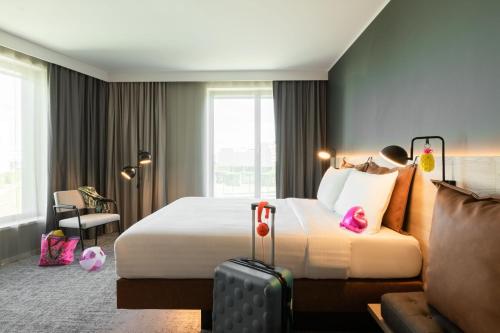 Habitación Moxy con cama grande del hotel Moxy Paris Val D’europe. Foto 2